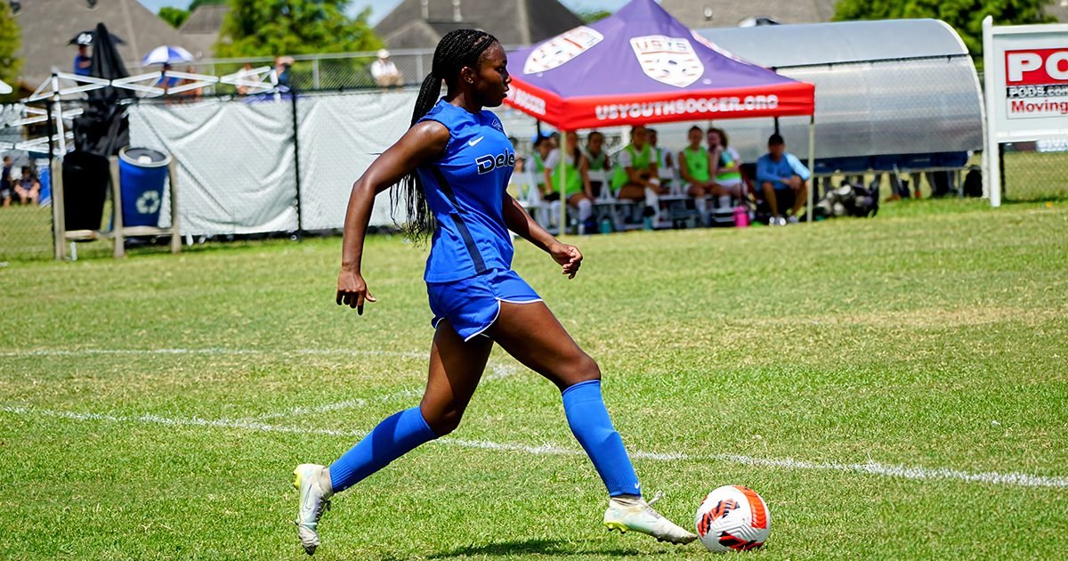 A player from TSC Murfreesboro 05G Showcase drives upfield during an 18U Semifinal Match at Southern Regionals.